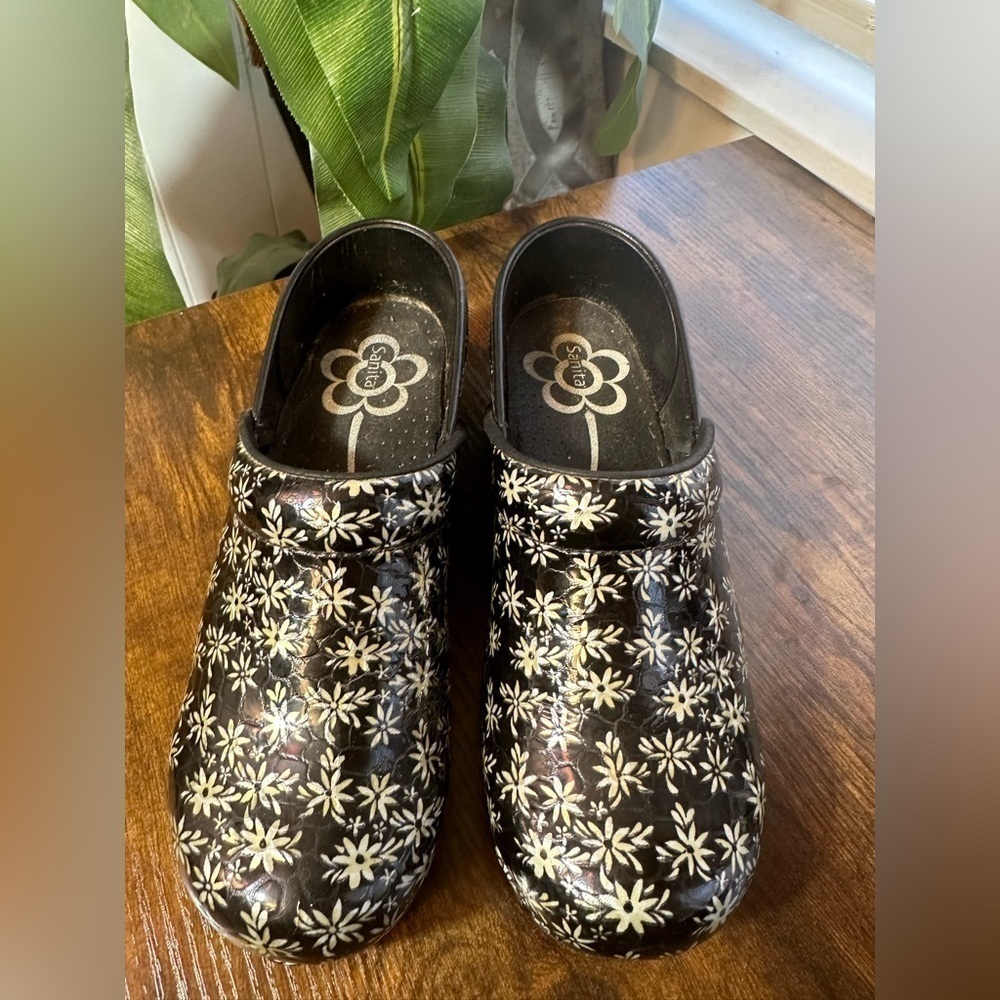 Sanita Women’s Size 38 Black and Silver Floral Clog - Picture 4 of 8